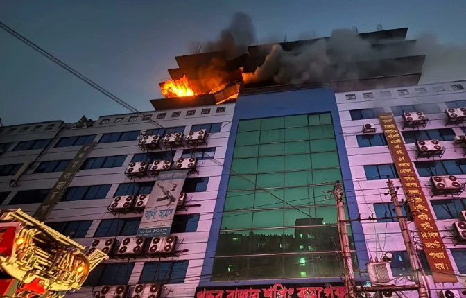 শপিং কমপ্লেক্সে আগুন, নিয়ন্ত্রণে ৬ ইউনিট